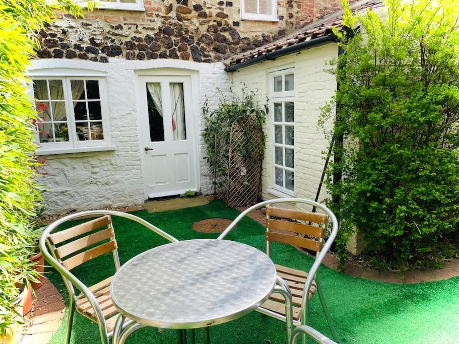 The Beehive, Ground Floor Apartment In Norfolk, No Shared Amenities Downham Market Exterior photo
