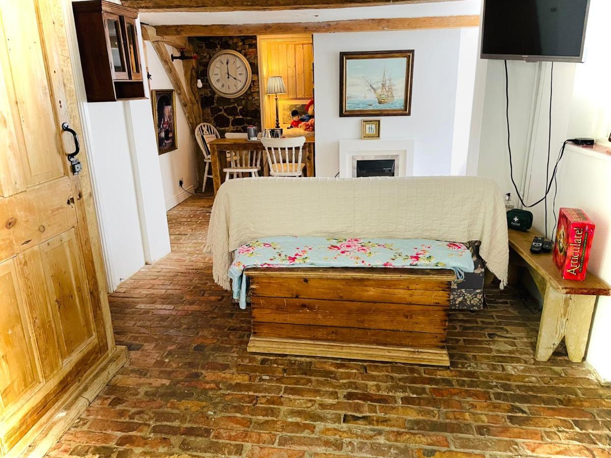 The Beehive, Ground Floor Apartment In Norfolk, No Shared Amenities Downham Market Exterior photo